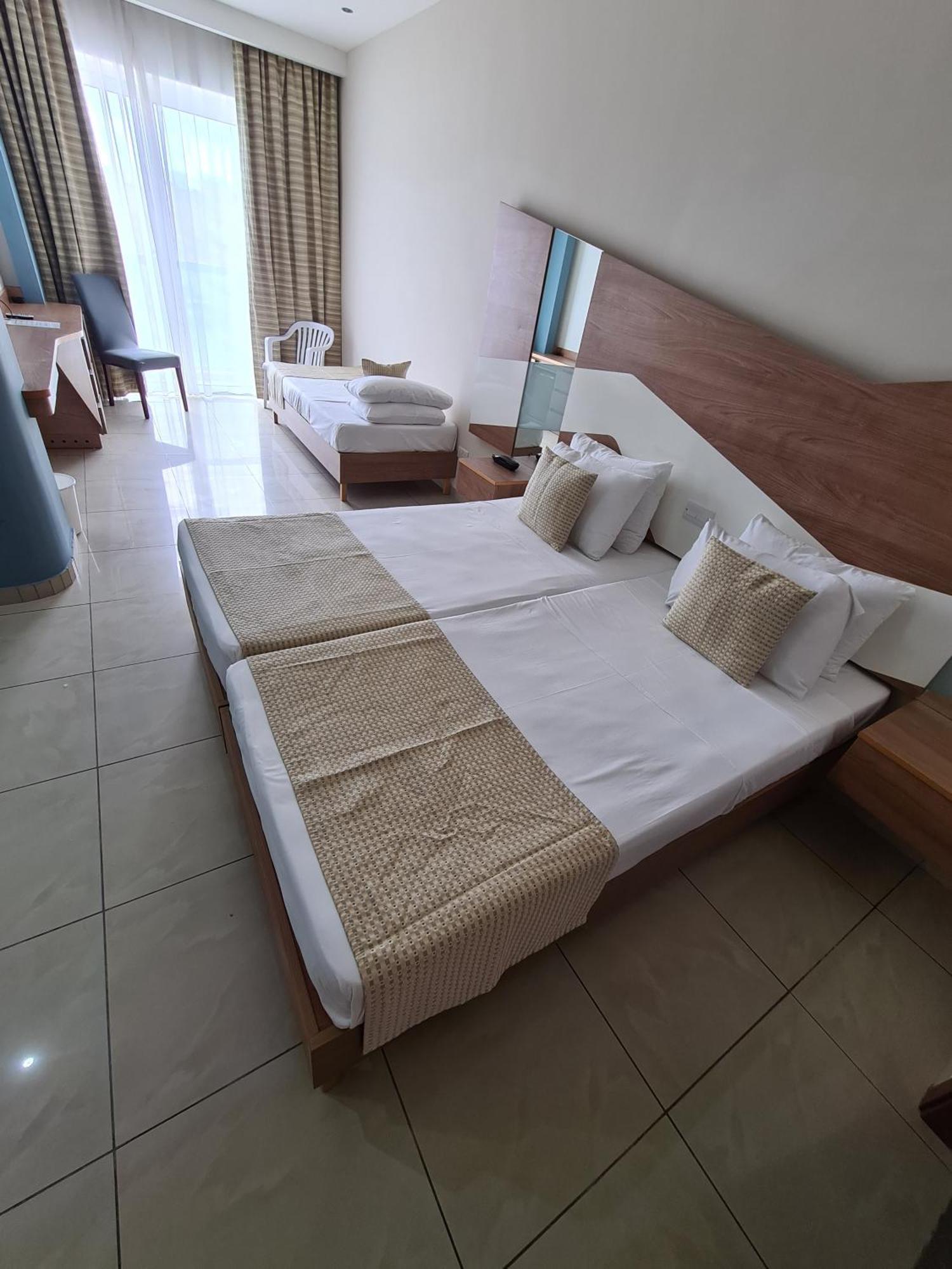 Water'S Edge Hotel Birżebbuġa الغرفة الصورة