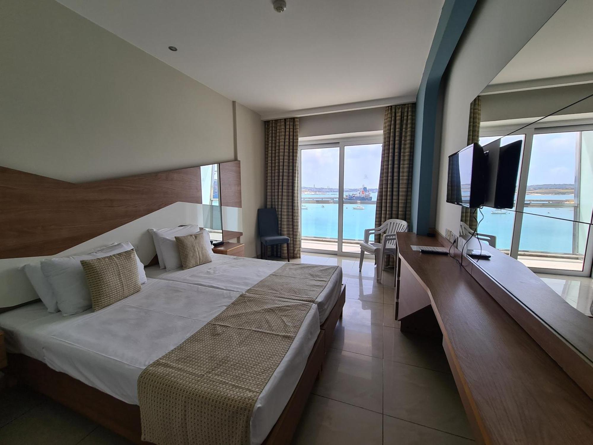 Water'S Edge Hotel Birżebbuġa الغرفة الصورة